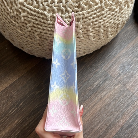Louis Vuitton Escale Pastel Monogram Toiletry Pouch 26 Bag - Picture 4 of 9
